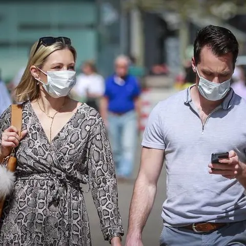 Ob bunt oder weiß, die Masken gehören zum Stadtbild dazu.
