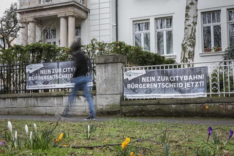 Protest auf Plakaten an Zäunen in der Biebricher Allee. Foto: Lukas Görlach