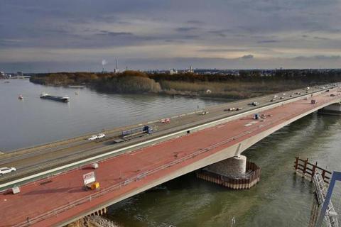 Die neue und die alte Schiersteiner Brücke über dem Rhein. Archivfoto: Sascha Kopp 
