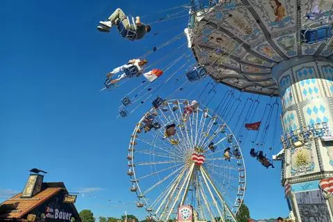 Am Eröffnungstag des Backfischfests war einiges los. Neun Tage lang wird in Worms nun gefeiert. 