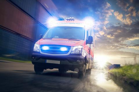 Der Motorradfahrer wurde stationär im Krankenhaus aufgenommen. Foto: VanHope - stock.adobe
