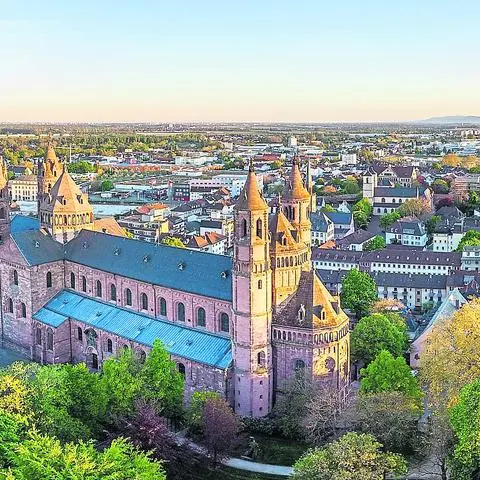 Blick von oben auf den Wormser Dom und die Stadt.