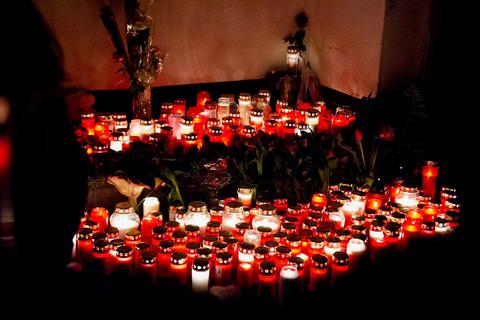 Rund 500 Menschen hatten sich an einem Trauermarsch in Worms beteiligt. Sie legten Blumen nieder und entzündeten Kerzen zum Gedenken. Foto: BilderKartell/Martin H. Hartmann