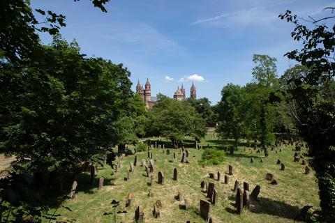 Am 27. Juli 2021 hat die Unesco die SchUM-Stätten in Speyer, Worms und Mainz auf die Welterbe-Liste genommen. Anlässlich der Verleihung der Urkunde besucht Bundespräsident Frank-Walter Steinmeier unter anderem den "Heiligen Sand".