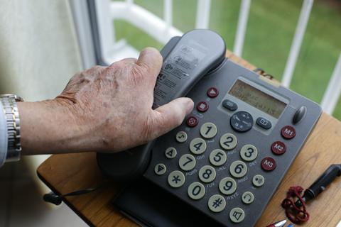 Wenn ältere Menschen telefonisch keinen Termin vereinbaren können, sind sie oft auf die Hilfe von ihren Mitmenschen angewiesen.                   Archivfoto: Karolin Krämer/dpa-tmn