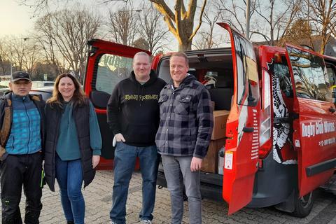 Die Mitglieder des Wormser Rugby Clubs sammelten in einer spontanen Aktion Hilfsgüter für die Ukraine. Zwei von ihnen machten sich mit dem Vereinsbus auf den Weg in Richtung Polen und an die polnisch-ukrainische Grenze. Zurück nach Deutschland fuhren sie nicht alleine.       Foto: Rugby Club Worms