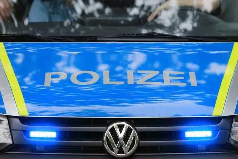 Ein Fahrzeug der Polizei ist im Einsatz. 