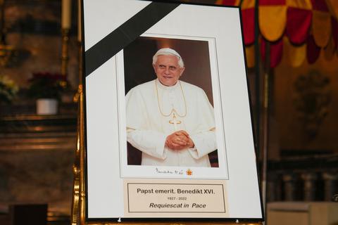Trauer um Papst Benedikt XVI.
Foto: pakalski-press / Boris Korpak