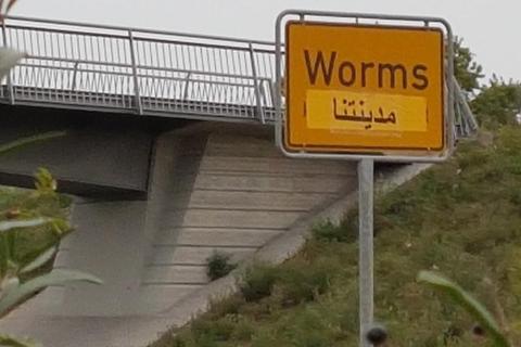 Die Schriftzeichen auf einem Ortsschild. Foto: Stadt Worms 
