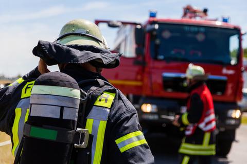 Feuerwehrleute auf dem Weg zu einem Einsatz. Symbolfoto: Jörg Hüttenhölscher - stock.adobe