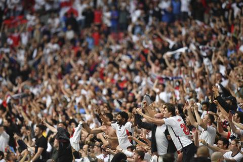 Achtelfinale im Wembley Stadion: England Fans jubeln während des Spiels gegen Deutschland auf der Tribüne. Archivfoto: dpa