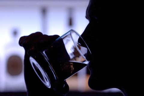 Der qualvolle Kampf mit der Flasche. Foto: dpa