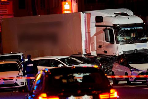 Am 7. Oktober hatte sich der Lkw durch die Limburger Innenstadt geschoben. Mehrere Menschen wurden verletzt. Archivfoto: Sascha Ditscher/dpa 