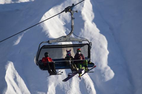 Schweiz, Samnaun: Skifahrer tragen FFP2-Schutzmasken in einem Sessellift im Skigebiet Silvretta Arena in Samnaun.  Foto: Gian Ehrenzeller/KEYSTONE/dpa 