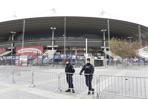 Die Polizei wird in den Stadien verstärkt Präsenz zeigen, auch bei der EM 2016 hier im Stade de France. Foto: dpa 
