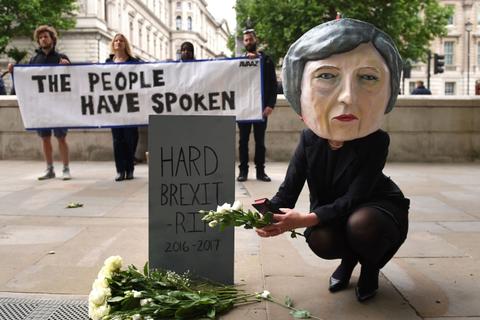 Theresa May ist beim britischen Wähler durchgefallen. Und auch Europa lacht mittlerweile über die Premierministerin. Foto: dpa 