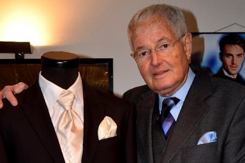 Peter Schirling in seinem Laden - natürlich mit Krawatte und Einstecktuck. Foto: Anja Kossiwakis