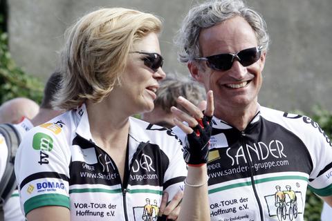 Julia Klöckner mit ihrem neuen Partner am Rande einer Benefiz-Radtour am Mittelrhein. Foto: Jörg Niebergall  