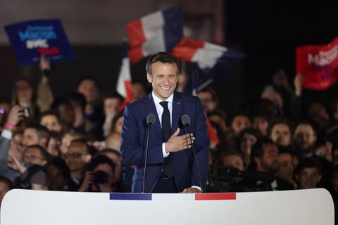 Emmanuel Macron, wiedergewählter Präsident  Frankreichs, feiert mit seinen Anhängern auf dem Champ de Mars. Foto: dpa/AFP/Thomas Coex