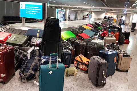 Herrenloses Gepäck überall: Der Personalmangel sorgt an den deutschen Flughäfen – wie hier in Frankfurt – für ein Koffer-Chaos bei der Gepäckausgabe. Streiks würden die Situation weiter verschärfen.          Foto: Birgit Emnet