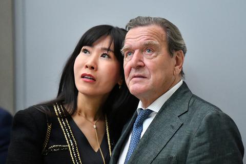 Altbundeskanzler Gerhard Schröder (SPD) mit seiner Frau Soyeon Kim. Foto: dpa