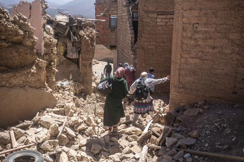 Bewohner fliehen aus ihren Häusern in der Nähe des Epizentrums. Ein schweres Erdbeben hat Marokko erschüttert und Hunderte Todesopfer gefordert. 