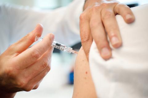 Eine Person wird gegen das Coronavirus geimpft. Foto: dpa
