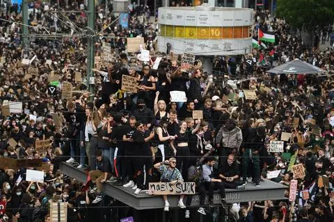 Tausende Demo-Teilnehmer, viele ohne Mund-Nasen-Schutz, kein Abstand: Die Bilder vom Wochenende, wie hier vom Berliner Alexanderplatz, werfen sehr grundsätzliche Fragen auf.  Foto: dpa