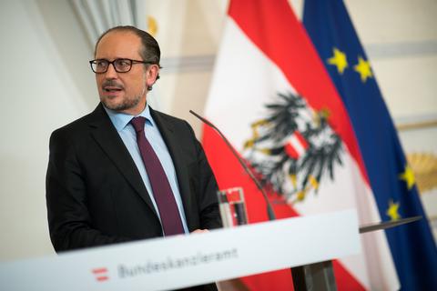 Alexander Schallenberg (ÖVP), Bundeskanzler von Österreich, spricht auf einer Pressekonferenz. Foto: dpa
