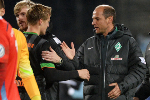 Sieg in Chemnitz, Jubel nach dem ersten Spiel auf der Werder-Bank: Trainer Viktor Skripnik (rechts). Foto: dpa 