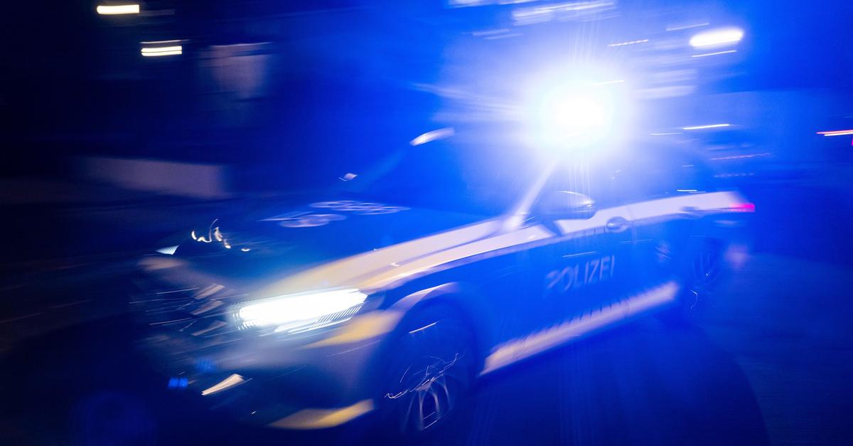 Sperrung auf A61 bei Bornheim: Wohnmobil kippt nach Unfall um