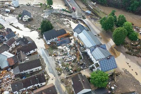 Die mit einer Drohne gefertigte Aufnahme zeigt die Verwüstungen die das Hochwasser der Ahr in dem Eifel-Ort Schuld angerichtet hat. Foto: Christoph Reichwein/TNN/dpa