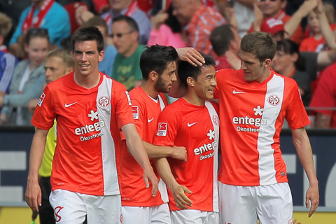 Shinji Okazaki (2. r.) bejubelt seinen Treffer zum 1:0 gegen den 1. FC Nürnberg zusammen mit Christoph Moritz (v. l.), Yunus Malli und Stefan Bell