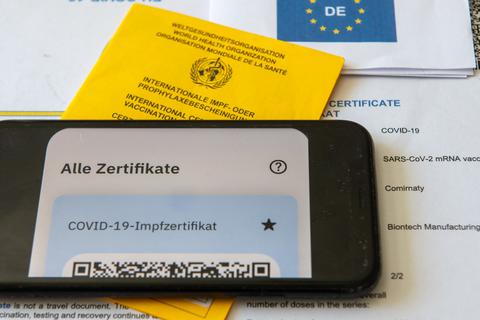 Wer das Datum des digitalen Impfpass manipuliert kann schnell auffliegen und macht sich strafbar.  Foto: dpa