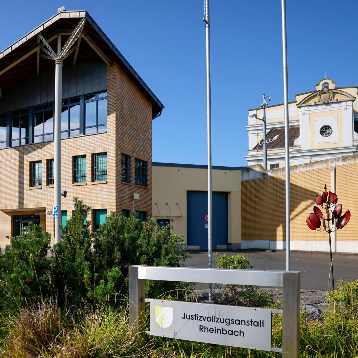 https://img.allgemeine-zeitung.de/panorama/aus-aller-welt/9ks1p6-polizei-durchsucht-jva-und-wohnungen-in-zwei-bundeslaendern/alternates/GOOGLE_1200_1_1/polizei%20durchsucht%20jva%20und%20wohnungen%20in%20zwei%20bundeslaendern.webp