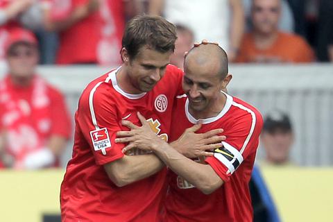 Andreas Ivanschitz und Elkin Soto von Mainz 05 nach dem Führungstreffer von Ivanschitz. Archivfoto: dpa