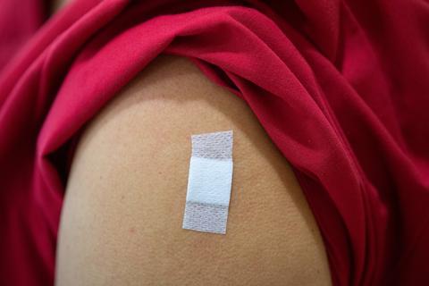 Impfungen, Schnelltests, auch das wärmere Wetter und weitere Auslöser lassen die Corona-Inzidenz sinken. Foto: Sebastian Gollnow/dpa