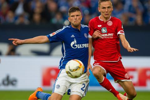 Schalkes Klaas-Jan Huntelaar (l.) und der Mainzer Niko Bungert (r.) versuchen an den Ball zu kommen. Foto: dpa