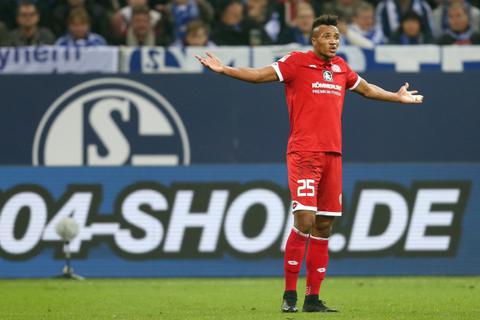 Jean-Philippe Gbamin wirkt ratlos gegen den FC Schalke 04. Das 05-Spiel soll in Fürth besser werden. Foto: dpa