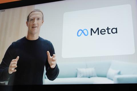 Mark Zuckerberg, Gründer von Facebook, spricht per Videoschalte bei einer Konferenz des Unternehmens. Der Facebook-Konzern gibt sich einen neuen Namen. Die Dachgesellschaft über Diensten wie Facebook oder Instagram soll künftig Meta heißen. Foto: dpa/AP/Eric Risberg