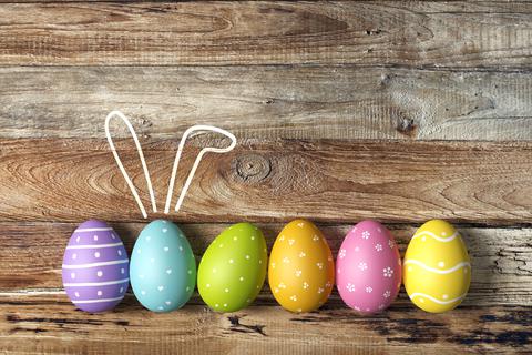Bunt bemalte Eier gehören für viele zum Osterfest dazu. Foto: simpleBlocks / Fotolia