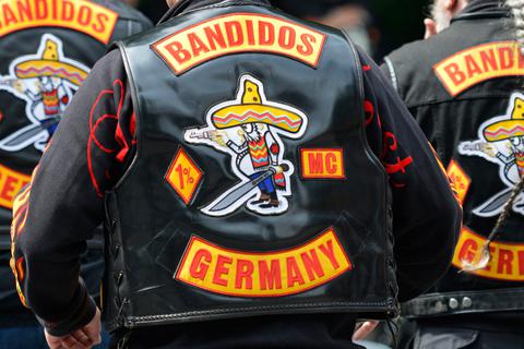 Rocker-Gruppen identifizieren sich meist über ihre "Kutte", also Jacken mit Emblemen und Schriftzügen darauf. Archivfoto: Marius Becker/dpa