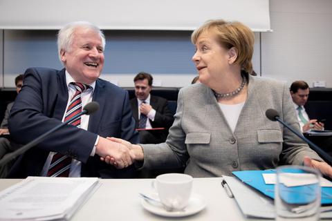Horst Seehofer (CSU) und Bundeskanzlerin Angela Merkel bei einer Sitzung der Unions-Bundestags-Fraktion. Foto: dpa 