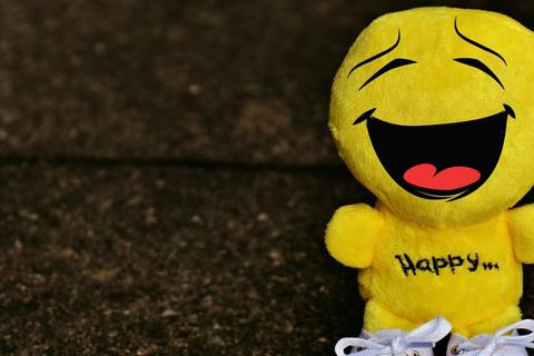 Ein lachendes Plüsch-Emoji. Foto: Canva