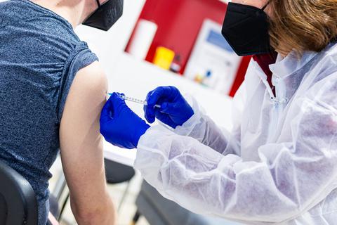 Um sich auf den Herbst und eventuelle neue Virusvarianten vorzubereiten, will zum Beispiel Niedersachsen nach dem Sommer eine vierte Impfung für alle Menschen anbieten.  Foto: dpa