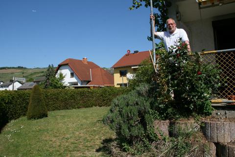 Elmar Riedel öffnet seinen Garten für Familien ohne Grünzone, wenn Parks und Spielplätze gesperrt sind. Foto: Christine Tscherner
