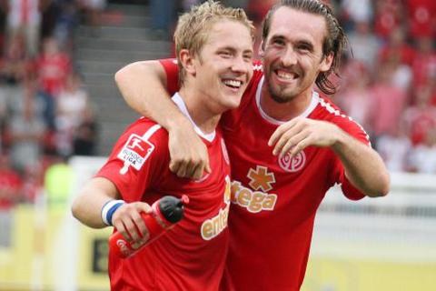 2010 feierte Christian Fuchs (rechts, mit Lewis Holtby) noch im Trikot von Mainz 05, seit Montagabend kann er sich englischer Meister nennen.