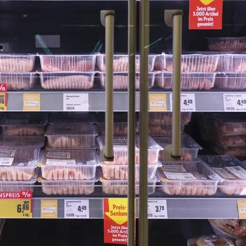 Sparen um jeden Preis? Einige Menschen versuchen die Rechnung im Supermarkt durch Billigfleisch zu verschlanken – auf Kosten von Tieren und Umwelt.