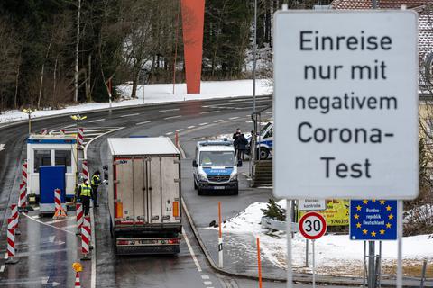 Ein Schild mit der Aufschrift «Einreise nur mit negativem Corona-Test» steht an der deutsch-tschechischen Grenze. Deutschland verlängert die in der Corona-Krise eingeführten stationären Grenzkontrollen zu Tschechien um weitere 14 Tage und beendet die Kontrollen zum österreichischen Bundesland Tirol. Foto: dpa