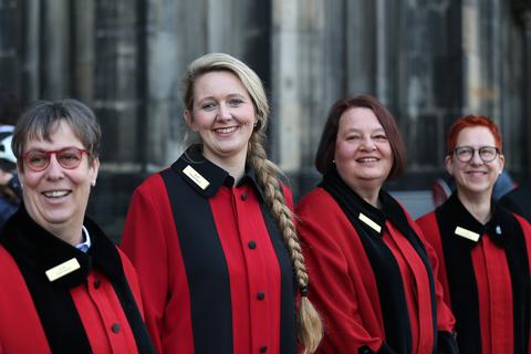 Die neuen Domschweizerinnen vor dem Kölner Dom. Foto: Oliver Berg/dpa